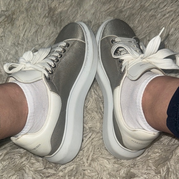 Alexander McQueen Women´s Sneakers in Gray and White